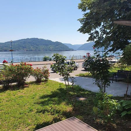 Sendy Appartement Orşova Buitenkant foto