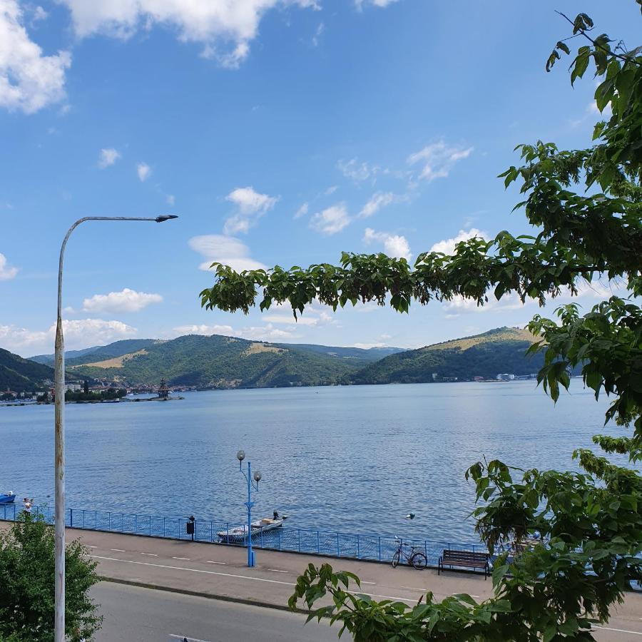 Sendy Appartement Orşova Buitenkant foto