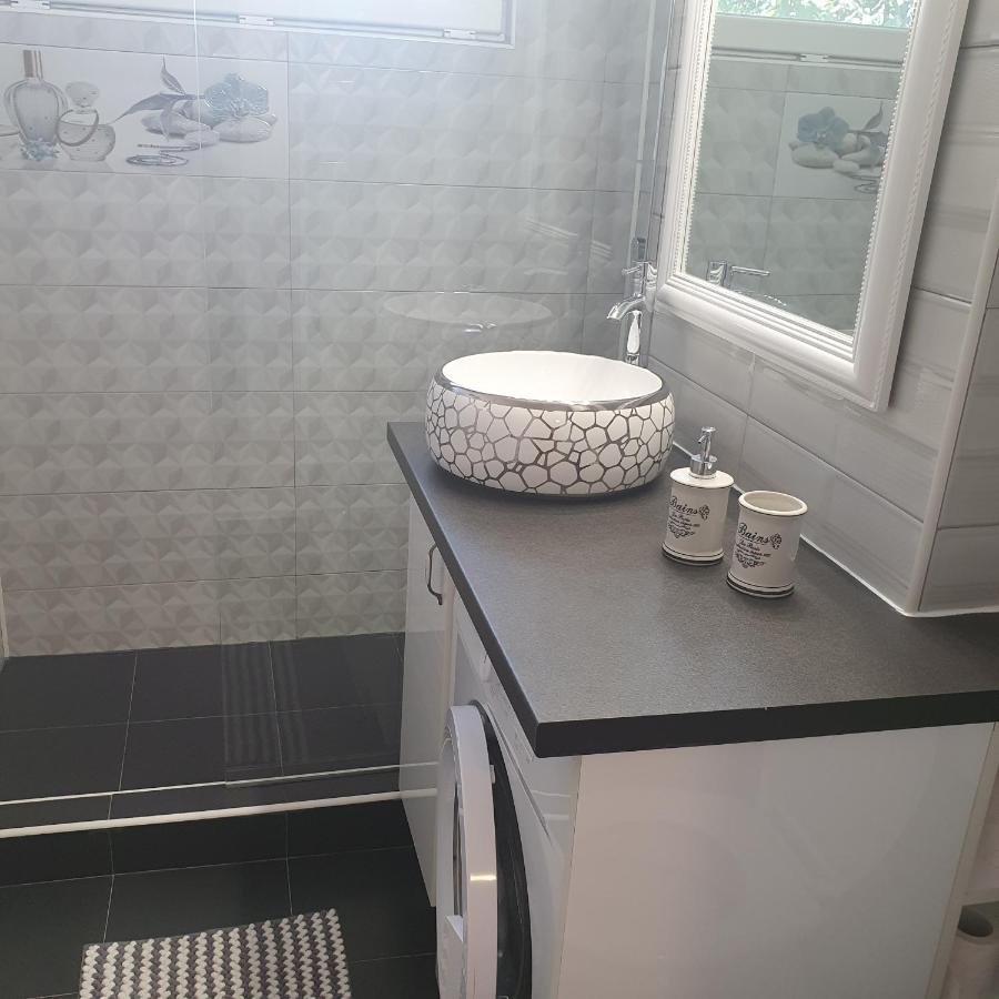 Sendy Appartement Orşova Buitenkant foto